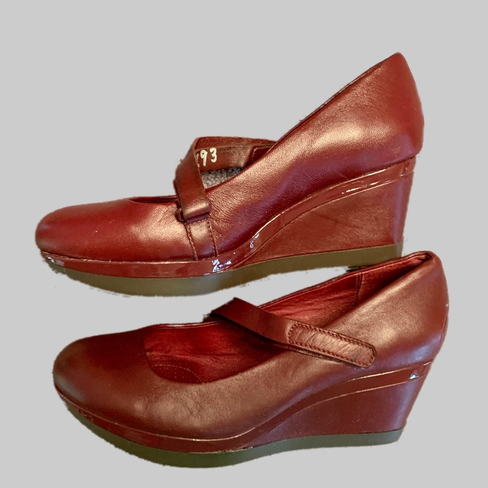 NWOT TSUBO ASMIK WOMAN'S  WEDGE SHOE